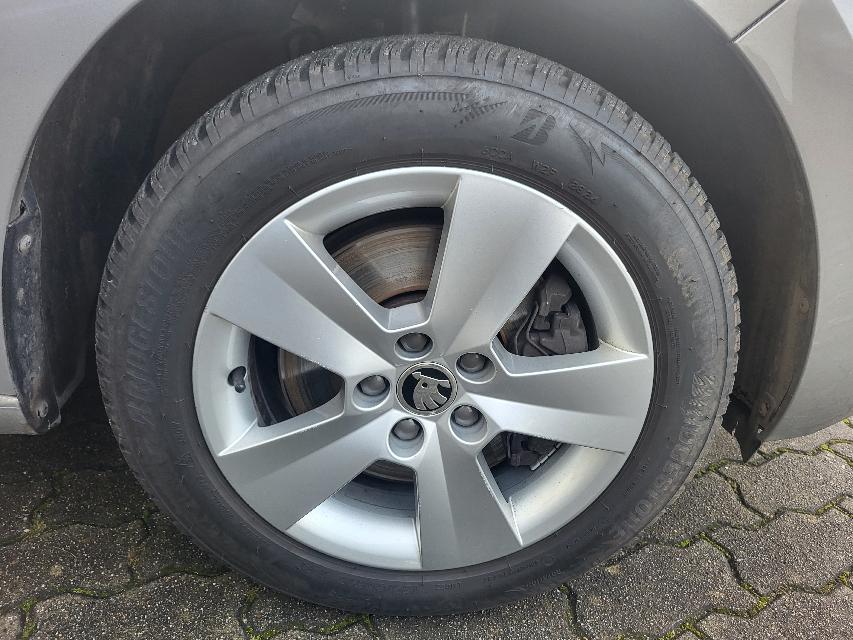 Skoda Rapid SB 1.0 TSI Ambition+KAMERA+AHK+KLIMA+ALU+-25