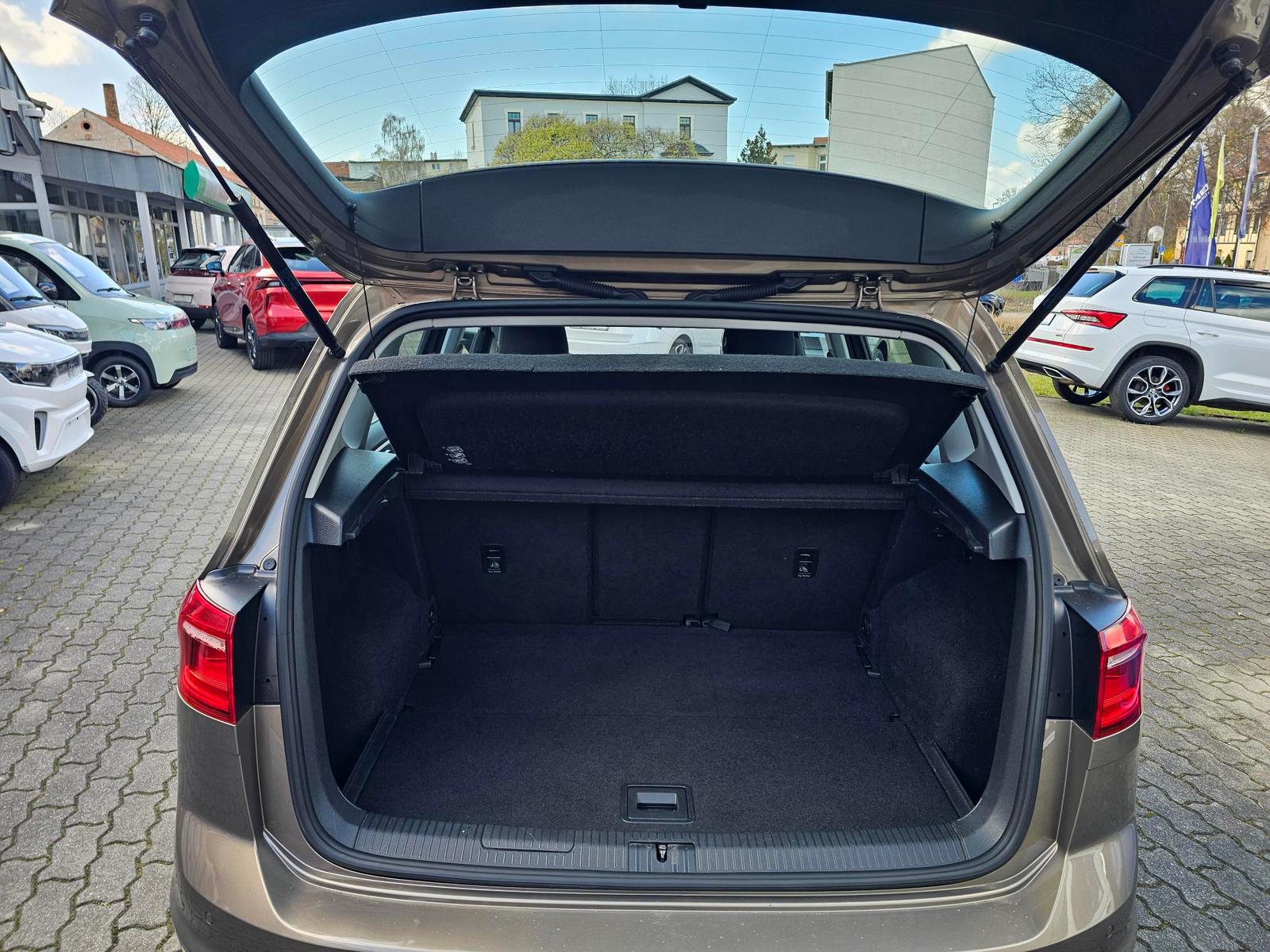 VW Golf Sportsvan 1.2 TSI Comfort+AHK+XENON+1.HAND-8