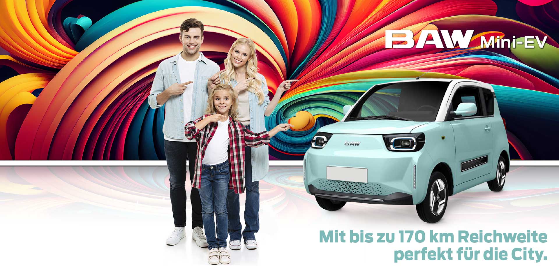 Bild zeigt eine junge Familie mit dem Elektroauto BAW.