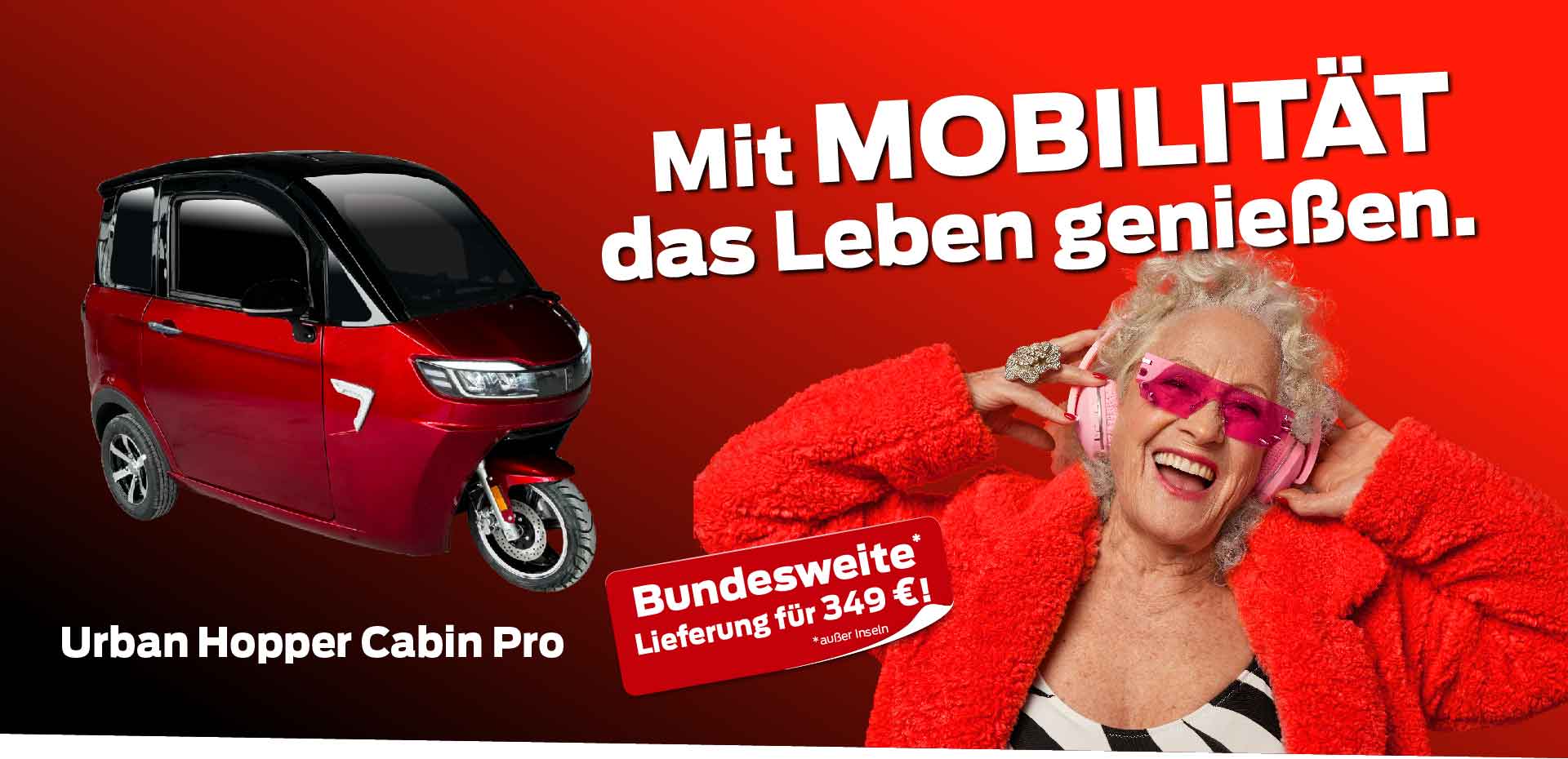 Flippige Oma freut sich, mit dem Seniorenmobil noch mobil zu sein.