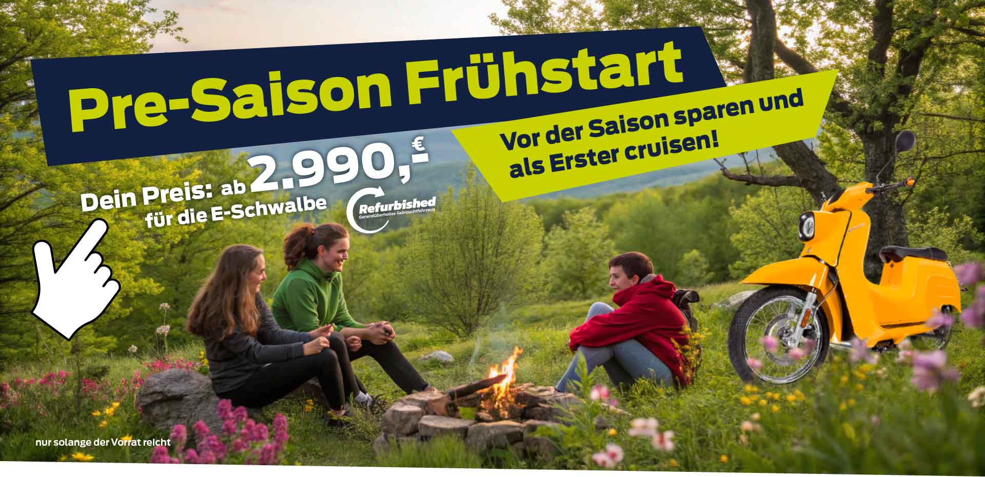 Jugendliche sitzen in der Natur am Lagefeuer - im Hintergrund steht eine E-Schwalbe