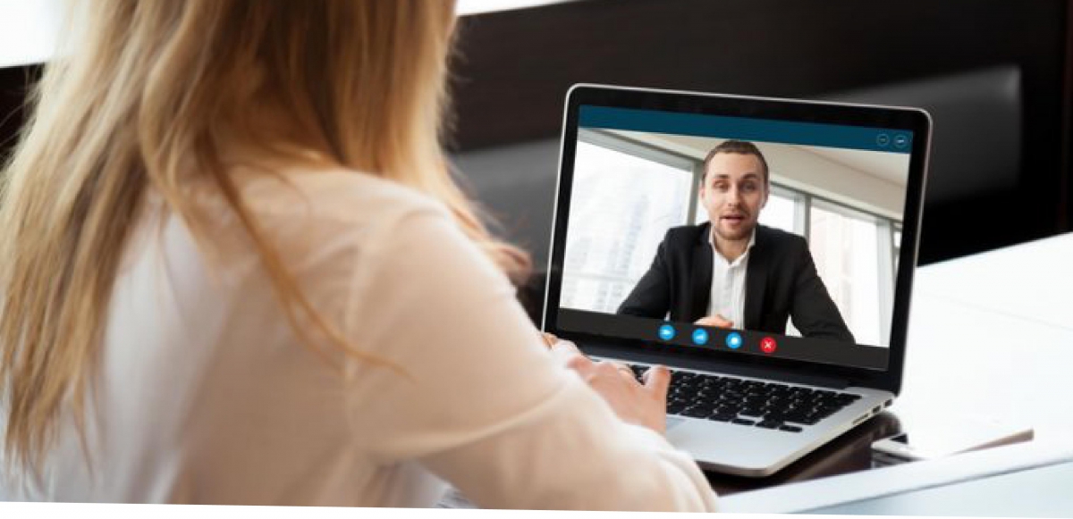 Abbildung zeigt Videomeeting am Laptop.
